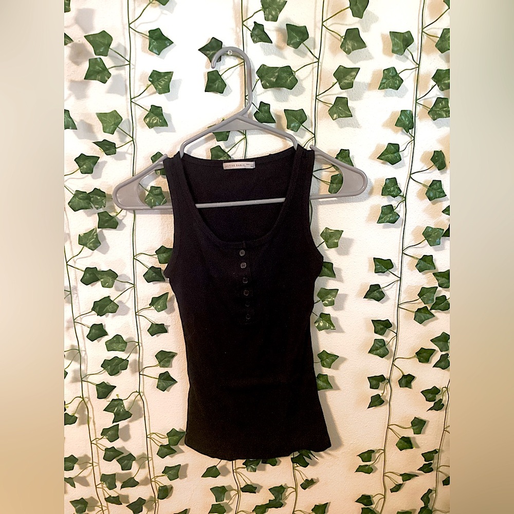 🎬cute black button tank🎬